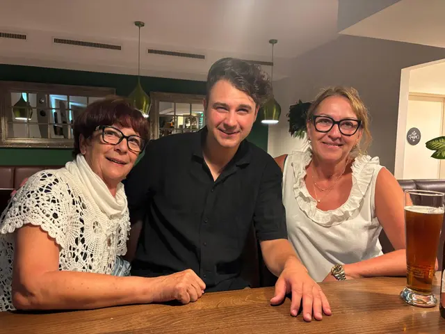 Chris Steger mischte sich in Gars unter die Leute

Nach der Probe für „Stars in Gars“ ließ es sich der junge Musiker am Freitagabend in „Manus Auszeit“ gut gehen heute steht er gemeinsam mit großen Namen der Musikszene auf der Bühne der Burg Gars. | Foto: Manuela Danzinger