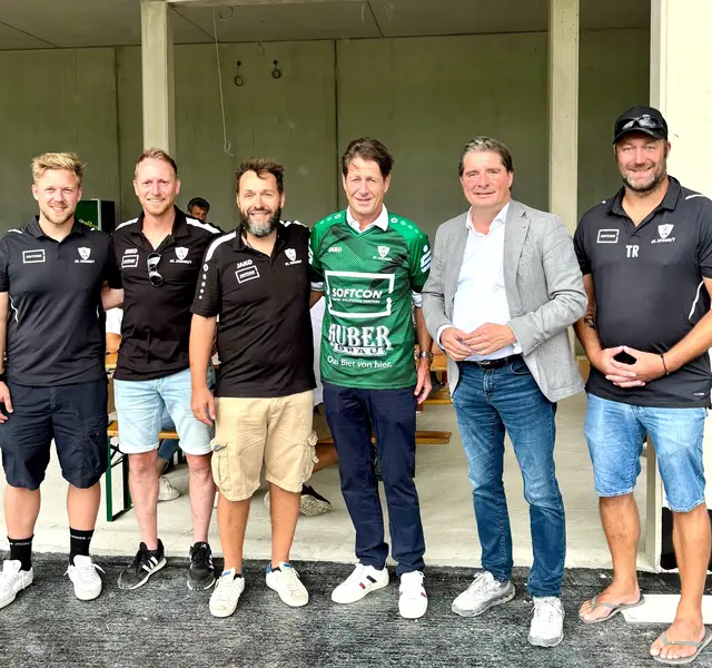SK-Vertreter mit Bgm. Stefan Seiwald (im neun Trikot). | Foto: Wörgötter