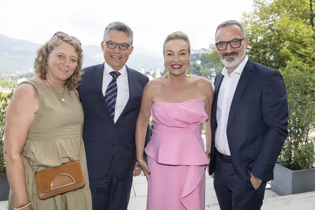 Gregor Hofstätter-Pobst (Wüstenrot) mit Ehefrau Andrea, Festspielpräsidentin Kristina Hammer und IV-Salzburg-Präsident Andreas Wimmer | Foto: IV Salzburg / Kolarik