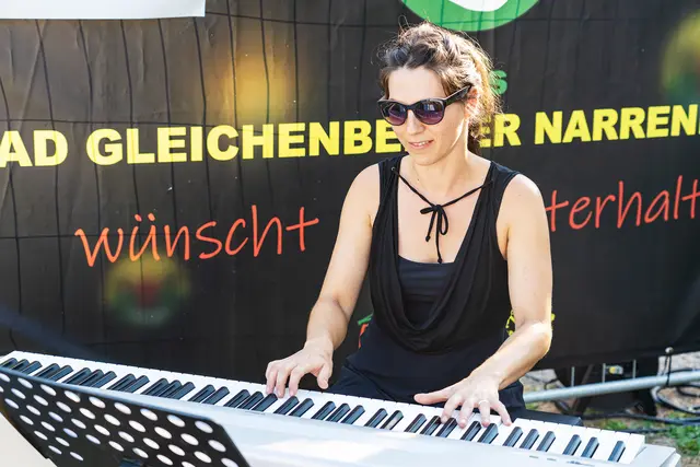 Die Wilde Schwester Roswitha Fauser kann neben Kräutern, auch ausgezeichnet Klavier spielen - besonders reizende Begleitung dieses Jahr