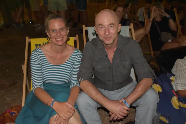 Landeshauptmannstellvertreterin Anja Haider-Wallner und ihr Gatte Martin Hollweck chillten im Apfelgarten. | Foto: MeinBezirk/Michael Strini