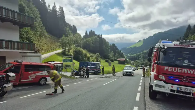 Die Hochkönig Bundesstraße musste zeitweise gesperrt werden. | Foto: FF Mühlbach/Hkg.