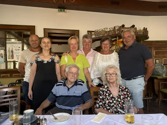 Gemeinsam feierten Freunde &amp; Familie das Jubiläum: Pflegerin Heidi und ihr Mann (links), Dafi &amp; Leo Bernscher (Mitte), Susanne &amp; Johann Kreicy (rechts); das Ehepaar vorne | Foto: Lea Wohlmannstetter