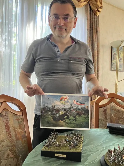 Die Schlacht von Bosworth mit der künstlerischen Vorlage, die Thomas Krug zu seinem Diorama animierte. | Foto: Stockmann