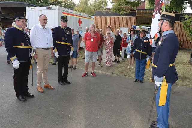 Landeshauptmann Hans Peter Doskozil wurde vom traditionellen Infanterieregiment No. 76 mit einer Ehrensalve, einer sogenannten General-de-Charge, begrüßt. | Foto: Landesmedienservice Burgenland/ Gregor Hafner