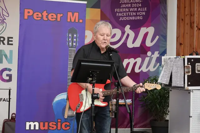 Peter Musenbichler sorgte für die passende Musik am Hauptplatz und vertrieb zwischendurch sogar den Regen. | Foto: MeinBezirk/Michael Blinzer