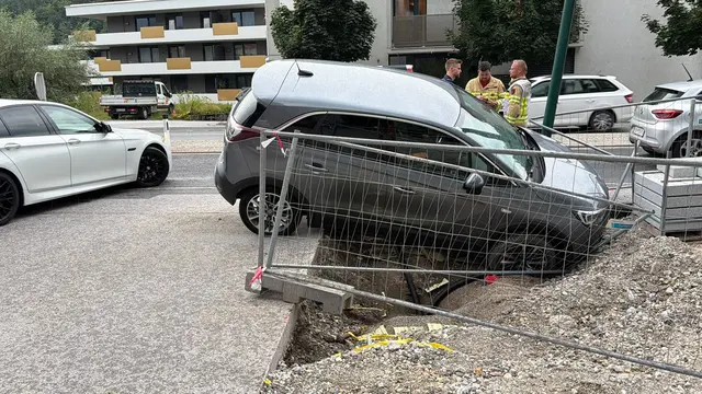 Der PKW einer Frau landete in Kufstein in einer Baugrube. | Foto: ZOOM.TIROL