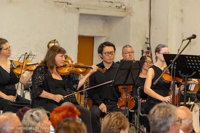 Konzertmeisterin Milkana Schlosser hier an der Geige in äußerster Position zu sehen (2. von links). | Foto: cine-motion.at / R. Ivanek