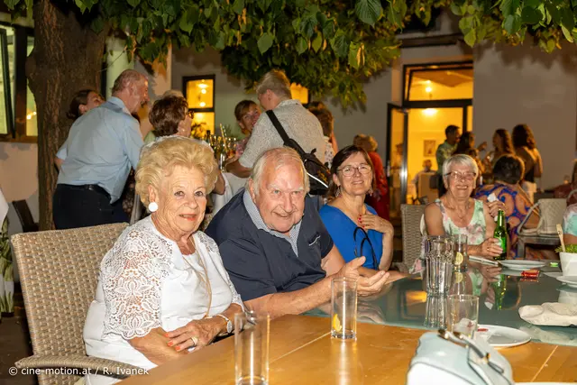 Die fröhliche Runde - Seniorengruppe VPNOE aus Gramatneusiedl mit Obfrau Waltraud Rosner (im Vordergrund in weiß). | Foto: cine-motion.at / R. Ivanek