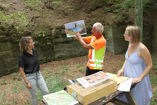 Landtagsabgeordnete Julia Paar (l.) und Leader-Managerin Anna Knaus-Maurer (r.) setzen auf die Vermittlung der regionalen Geologie.