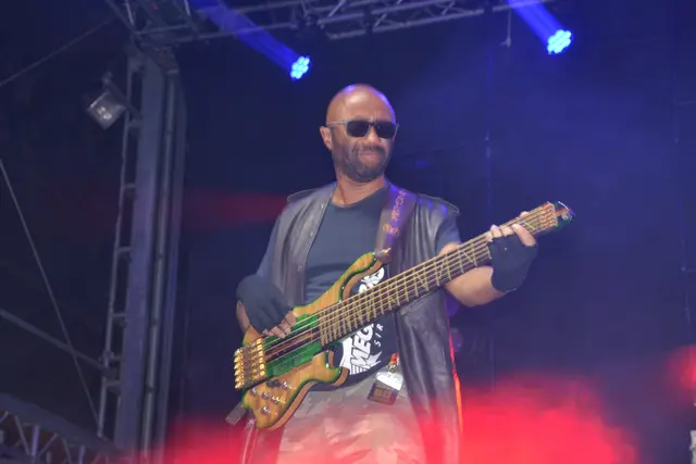 Der Bassist der Band Alborosie.