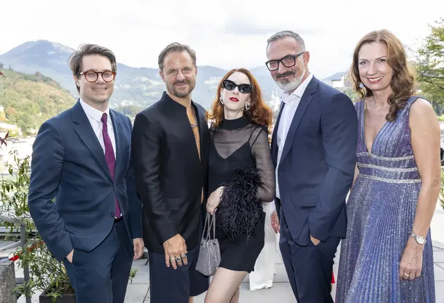 Lukas Crepaz (Festspiele), Jedermann Philipp Hochmair und Buhlschaft Roxanne Duran mit IV-Salzburg-Präsident Andreas Wimmer und IV-Salzburg-GF Irene Schulte | Foto: IV Salzburg / Kolarik