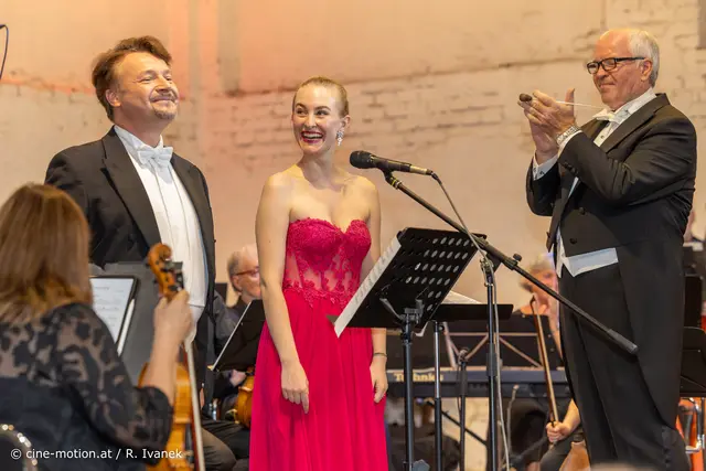 Gernot Heinrich, Judith Sauer und ein Klatschen von Leo Wittner, nach hervorragendem Duet. | Foto: cine-motion.at / R. Ivanek