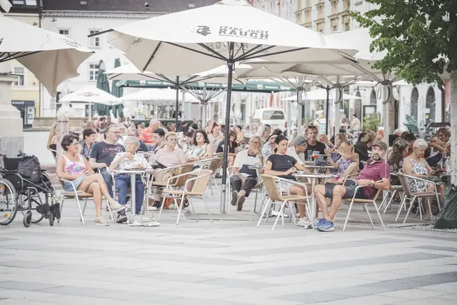 Ein musikalischer Sommerabend auf dem belebten Leobener Hauptplatz. | Foto: Citymanagement/Klaus Pressberger