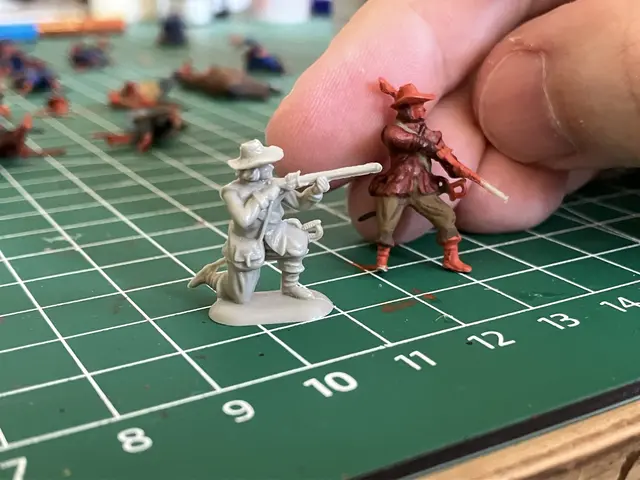 Dem grauen "Vordruck" wird buntes Leben eingehaucht. Thomas Krug ist die historische Korrektheit der Miniatur sehr wichtig. Das heißt: War man damals wirklich so angezogen, hatte man wirklich solche Waffen? | Foto: Stockmann