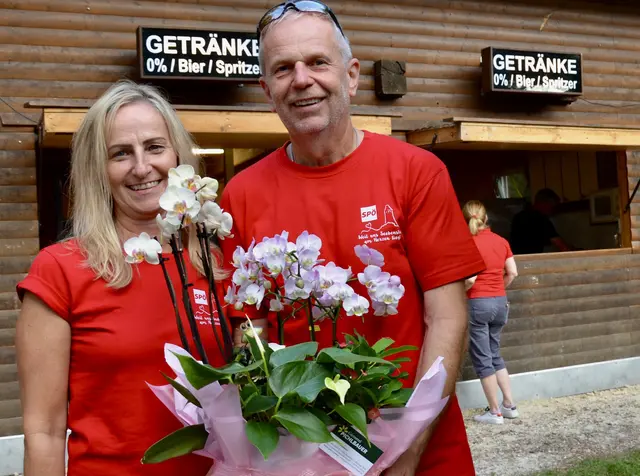 GGR Ulrike Stachl und Sigi Wedl- Zuständig für den Verkauf von Losen. Die Gewinner erhielten wieder tolle Preise. | Foto: Elisabeth Peinsipp