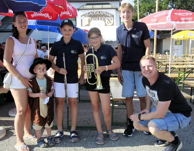 Den Kindern machte es große Freude die Musikinstrumente ausprobieren zu dürfen. | Foto: Walter Kellner