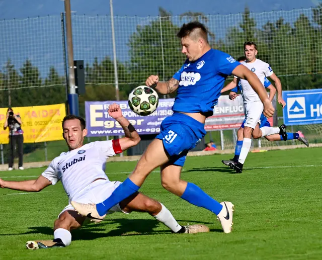Ein Bild mit Symbolkraft: Sam Abfalterer (re.) und die Oberperfer versuchten alles, aber der FC Stubai mit Kapitän Simon Rumer warfen sich entschlossen dazwischen. | Foto: Hassl