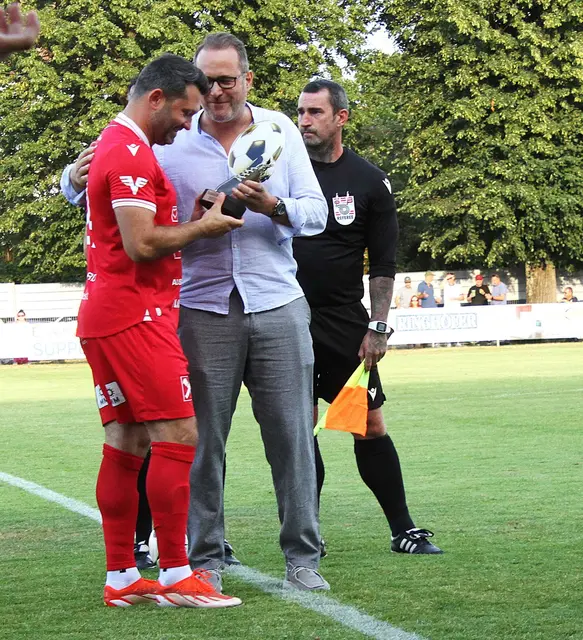 Dario Tadic wurde vor Spielbeginn für seine 43 Tore aus der letzten Saison - die schließlich zum Aufstieg für Pinkafeld führten - von Obmann Mario Windhofer gebührend geehrt. | Foto: Peter Seper