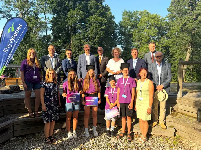 (v.l.n.r.): Hana Docekalova, Kristyna Halaskova, Michaela Hiess, Theresa Kubiskova, Maximilian Stauffer, Hana Happl (hinten v.l.n.r.): Tereza Scerbranova, Raiffeisenbankdirektor Kurt Bogg, der Horner Bezirkshauptmann Stefan Grusch, Bürgermeister Franz Fischer, der Koordinator und Betreuer der Außenstelle Raabs des Ludwig Boltzmann Instituts für Kriegsfolgenforschung Philipp Lesiak, Landesrätin Christiane Teschl-Hofmeister, Kreishauptmann-Stellvertreter Pavel Rehor, Peter Strasser von der Universität für Weiterbildung Krems und der tschechische Botschafter Jiri Sitler. | Foto: Pressler