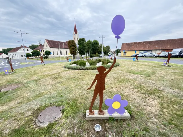 Die metallenen Kinderfiguren am Kreisverkehr zeigen schon am Ortseingang auf, worauf Deutsch Goritz setzt – auf die nächste Generation. | Foto: MeinBezirk