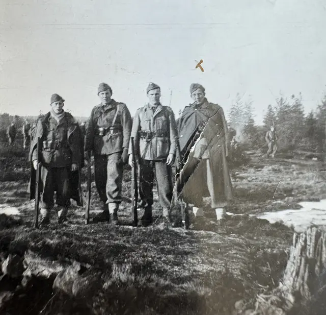 Johann Fuger ist der ältere Mann auf dem Foto mit der Pfeife im Mund. Er hatte den Dienstgrad Feldwebel und war 1944 in Kirkenes stationiert. Der Mann an seiner Seite ist Familie Johnsen unbekannt. "Das Bild wurde meiner Großmutter von meinem Großvater geschenkt – vermutlich kurz bevor die Wehrmacht im Herbst 1944 vor den sowjetischen Angriffen evakuiert werden musste", so Frode Johnsen. | Foto: Johnsen
