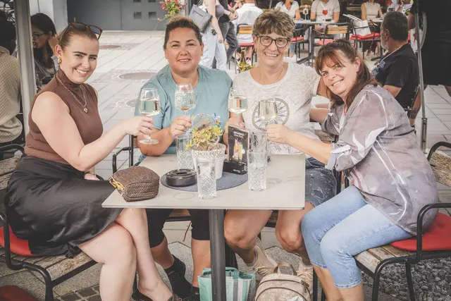 Ein Prosit der Gemütlichkeit bei sommerlichen Temperaturen im Stadtzentrum. | Foto: Citymanagement/Klaus Pressberger