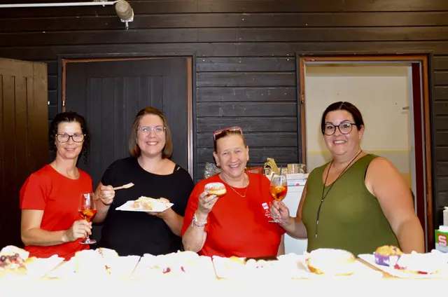 Hausgemachte Mehlspeisen und Kaffee vom Team der SPÖ Seebenstein- Gemeinderätin Eveline Schober, Gemeinderätin Monika Hasieber und Gemeinderätin Karoline Schlatte. | Foto: Elisabeth Peinsipp