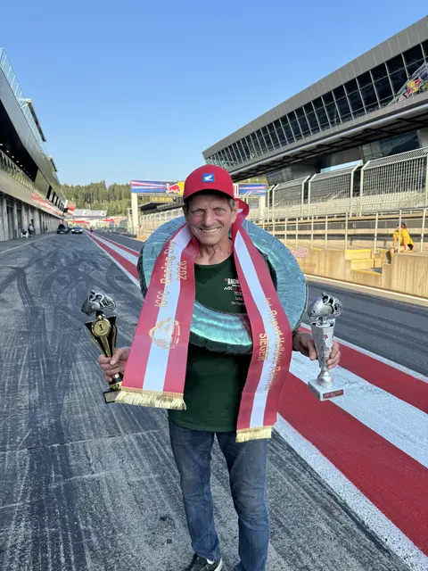 Siegeskranz und Pokal ehrlich verdient: Karl Schmidinger siegt am Red Bull Ring in Spielberg in der 500 ccm Klasse  | Foto: Schmidinger
