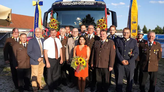 Im Rahmen des Feuerwehrfestes der FF Peygarten-Ottenstein wurde das neue Fahrzeug HLFA2 gesegnet. | Foto: Franz Fichtinger