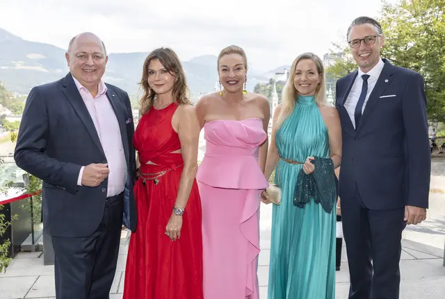 Andreas Klauser (Palfinger) mit Ehefrau Jolanta, Festspielpräsidentin Kristina Hammer sowie Dominik und Linda Engel (FH Salzburg) | Foto: IV Salzburg / Kolarik