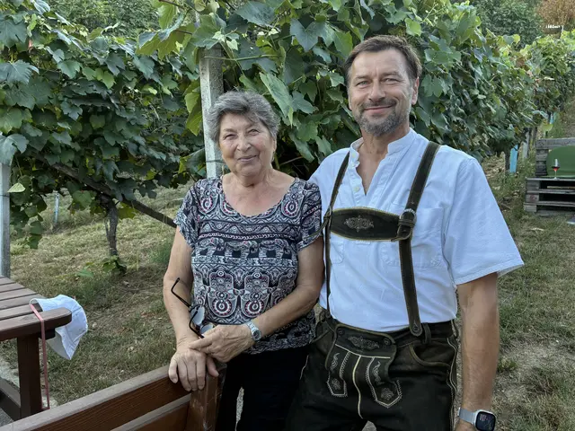 Weinbauer Manfred Bäck mit seiner Mama Karoline. | Foto: Anna Kaufmann