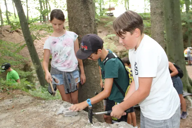 Mit Rucksack und Zeitungspapier und Hammer ausgestattet, durften die jungen Teilnehmerinnen und Teilnehmer ihre eigenen steinernen Schätze mit nach Hause nehmen.