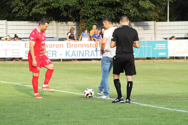 Den Ankick zum Spiel machte Geschäftsführer Jürgen Loidl mit Dario Tadic. | Foto: Peter Seper