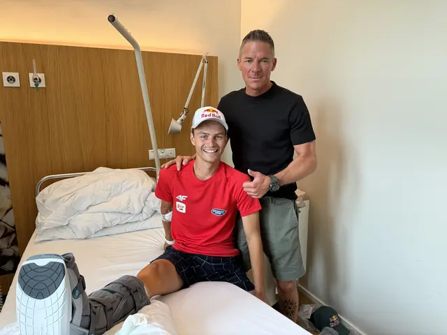 Johannes Lamparter und dem behandelnden Arzt Jürgen Oberladstätter im Sanatorium Kettenbrücke in Innsbruck. | Foto: Ski Austria/Derganc