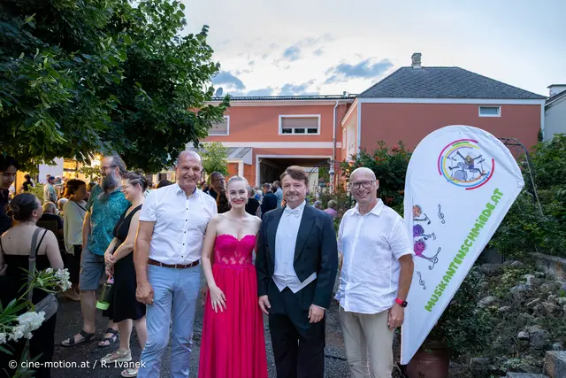 Otto Auer mit Judith Sauer, Gernot Heinrich und Bürgermeister Thomas Schwab (vlnr). | Foto: cine-motion.at / R. Ivanek