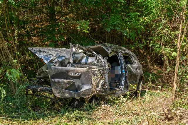 Für die Bergung des völlig zerstörten Fahrzeuges rückte die Freiwillige Feuerwehr Alkoven mit einem Kranfahrzeug an.  | Foto: FOTOKERSCHI / MARTIN SCHARINGER