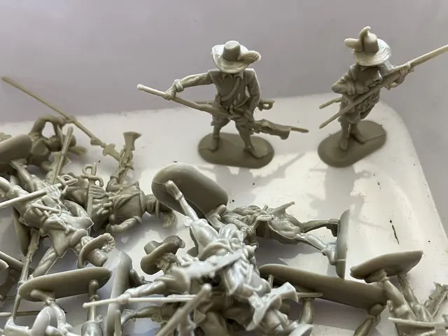 Das sind die vorgefertigten kleinen "Vorlagen", die Thomas Krug je nach Bedarf umarbeitet, so dass die Figur ein in die jeweilige Schlacht und Zeit passendes Bild ergibt. 1400 Figuren in seinem Atelier muss Thomas Krug noch abarbeiten. | Foto: Stockmann