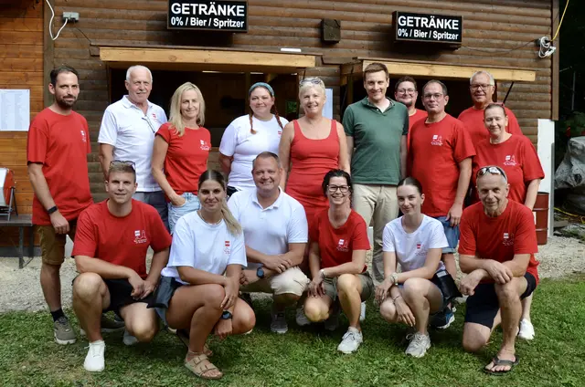 Landesparteiobmann Sven Hergovich (rechts hinten), Landtagsabgeordneter Christian Samwald (vorne Mitte) mit dem Team der SPÖ Seebenstein rund um Bürgermeisterin Marion Wedl und Vizebürgermeister Günther Haller (rechts außen). | Foto: Elisabeth Peinsipp 