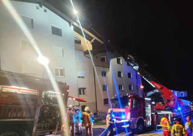 Ein Brand in einer Wohnung in der Nacht auf Sonntag in Hopfgarten sorgte für einen Großeinsatz der Feuerwehr. Personen kamen nicht zu Schaden. | Foto: ZOOM.Tirol