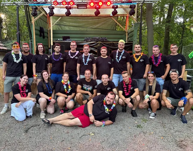 Heiße Sommernacht mit Cocktails und jeder Menge Party in Maiersch

Am 7. August wurde im Kellergraben Maiersch ordentlich gefeiert. Die Landjugend Maiersch veranstaltete ihren Sommerabend unter dem Motto „Tropical Maiersch Goldene Ananas Edition“ und sorgte damit für eine richtig ausgelassene Partynacht. | Foto: Manuela Danzinger