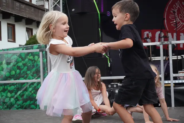 Hier gabs auch kleine Dorffest-Fans..  | Foto: AMG
