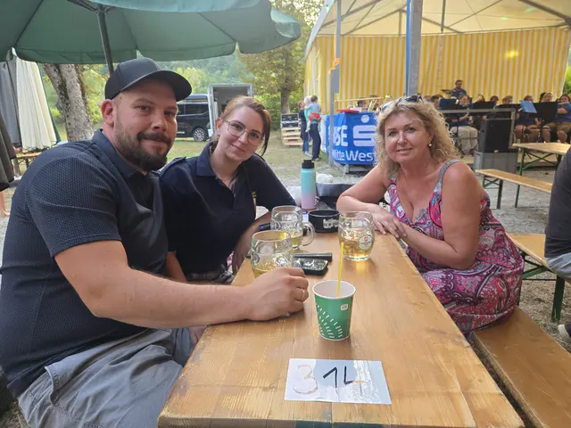 Patrick und Veronika Schulz von der FF Hohenberg und Maria Kraus verbrachten einen gemütlichen Abend beim Hohenberger Feuerwehrfest. | Foto: Julia Steyrer