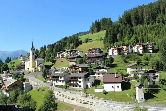 Am 9. August wurde in Außervillgraten ein Porsche Cayenne in einer Garage schwer beschädigt. Die Polizei sucht nun Zeugen. | Foto: TVB Osttirol