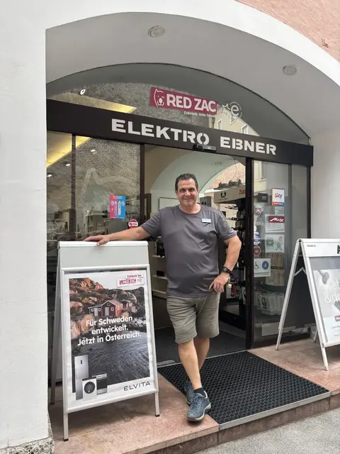 Elektro Ebner in Hallein gratuliert Gerold Wimmer zum Jubiläum. | Foto: Elektro Ebner