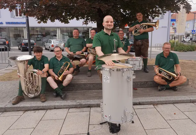 Das Volksmusikensemble „Thermenland Böhmische“ startete mit seiner Tour durch die City am Augustinerplatz. | Foto: Waltraud Wachmann