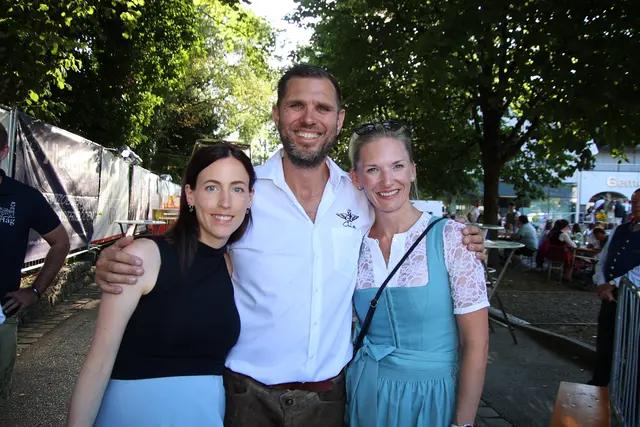 Pia und Sabrina mit Club 21-Obmann Christoph Mayr.