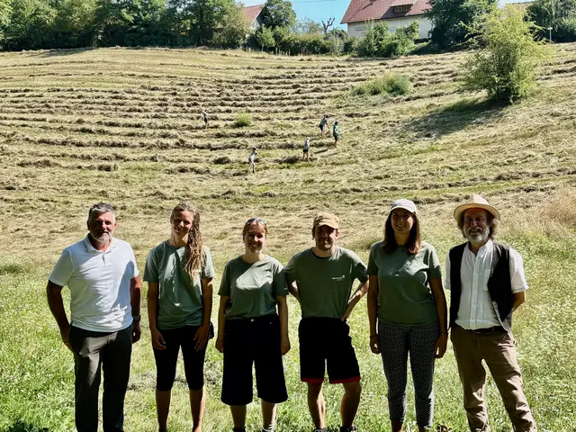 Wolfgang Tischler, Irina Schaltegger, Henriette Schreiber, Josef Dirlinger, Elisa Rothwangl und Štefan Merkač (von links) bei der Vorstellung der "Umweltbaustelle" in Eberndorf | Foto: MeinBezirk.at