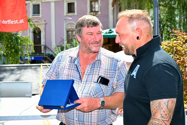 Dank und Anerkennung für die Dorffest-Verdienste für Peter Bucher.