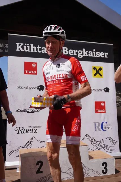 Dem ältesten Teilnehmer wurde ein Kuchen vom Bäcker Ruetz spendiert.  | Foto: AMG